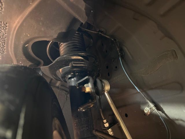 お車を安心してお乗りいただく為には、足回りの定期点検が欠かせません。サービスサポート（有償保証）では無料点検もご提供しており、安心のカーライフをお過ごしいただけるサポート体制が整っています。