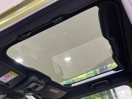 【ガラスルーフ】ガラスルーフ搭載で車内の解放感が一気にアップ！開放的なドライブをお楽しみいただけます。