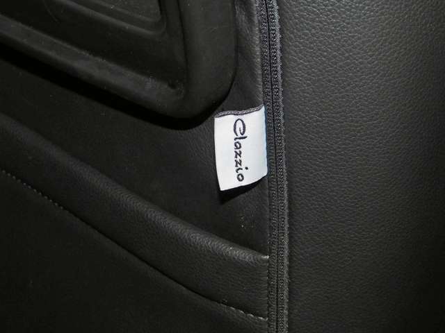 Clazzioの黒革調シートカバー付です！！