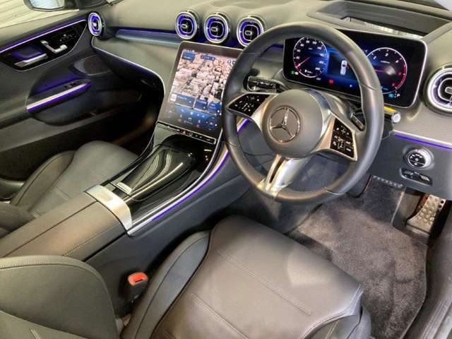 メルセデスのシートは、少し硬めに出来ておりますので、長時間の運転でも疲れにくく、安全にドライビングをお楽しみ頂けます