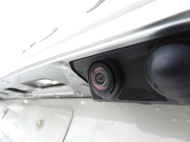 【360度サラウンドカメラ】　車の周囲360度の映像をタッチスクリーンに映し出すサラウンドカメラシステム。狭い場所での駐車はもちろん、縁石沿いの縦列駐車や交差点などで安全な取り回しをサポートします。