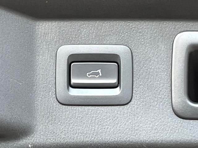 【パワーバックドア】スマートキーや運転席のボタンを押すだけでリアゲートが自動で開閉します！荷物を持っている時や、高い位置にあるバックドアを閉める際に便利な機能です♪