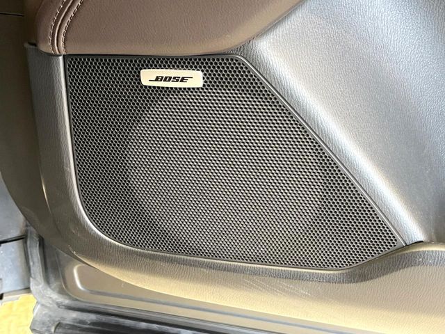 【BOSE】車の音響特性に合わせて開発された、高性能スピーカー。車外の騒音に悩まされることなく、快適に聴こえるように調整され、車内だからこそ楽しめるサウンドを体感できます♪