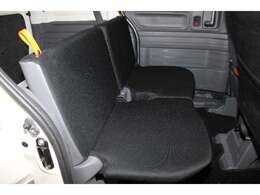 4名乗車時後席シート