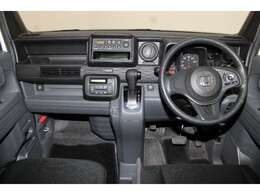 視界と視認性に優れたインパネ廻りに統一感の有るデザインで全体をスッキリと、スイッチ類は見やすく分かりやすいレイアウトに！