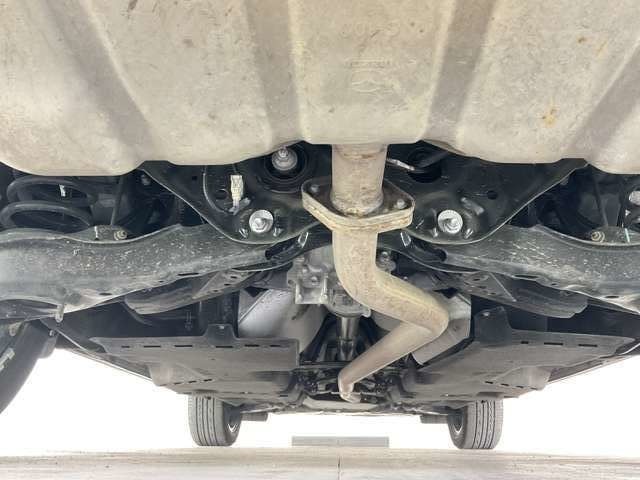 中古車だと気になる足廻り＆下廻り・・・ご覧の通り状態良好◎沿岸部や降雪地にお住まいのお客様もご安心ください。