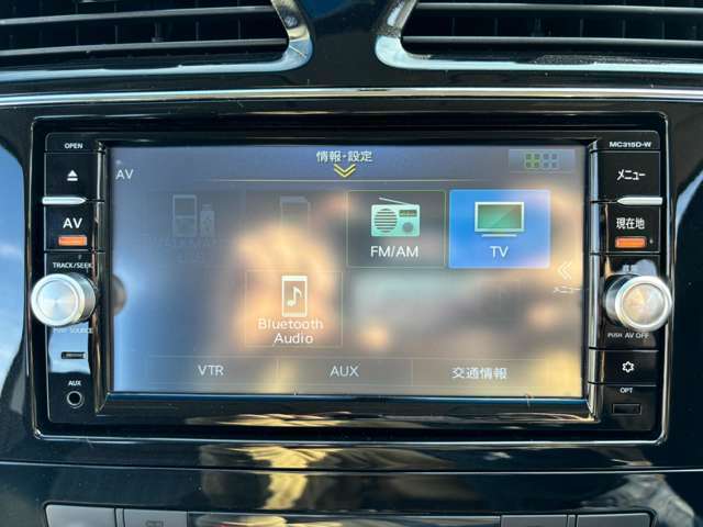 純正SDナビ☆　フルセグTV（走行中映ります！）や、DVD再生、Bluetooth接続、USB接続、AUX接続が可能♪　スマホと接続しお気に入りの音楽でドライブをお楽しみ下さいませ♪　CDは録音OK！