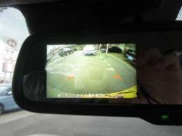 ルームミラーにバックカメラ映像を投影しています。