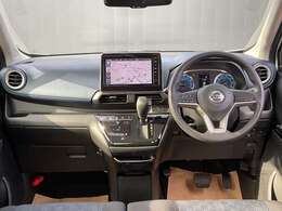 運転席周りになります。内装色はブラックです。