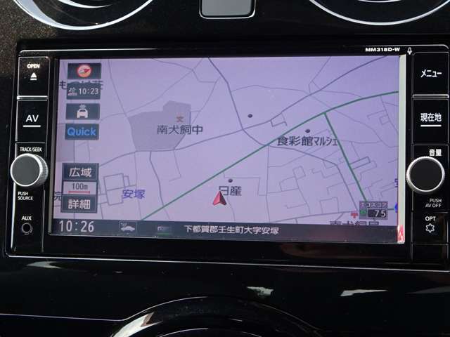 【ナビ】メモリーナビ（MM318D-W）付きです。目的地を設定すれば初めての場所でも簡単に行くことができます。もちろん音楽だって聴けちゃいます♪