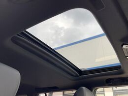 【サンルーフ】開放感たっぷりの希少装備、サンルーフが装着されています！車内に明かりを取り入れたり景色を楽しむ以外にも、車内の空気も簡単に換気できて快適です！