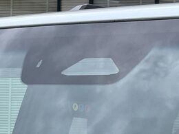 【トヨタセーフティセンス】走行中に前方の車両等を認識し、衝突しそうな時は警報とブレーキで衝突回避と被害軽減をアシスト。より安全にドライブをお楽しみいただけます。