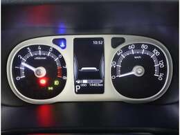 スタイリッシュなデザインのインパネ。各操作スイッチは使いやすい位置に配置されてます。