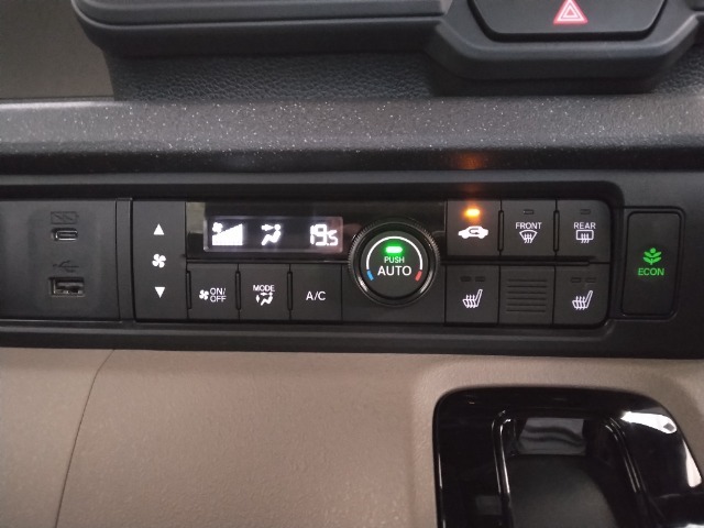 オートエアコン装着車で車内はいつも快適です！