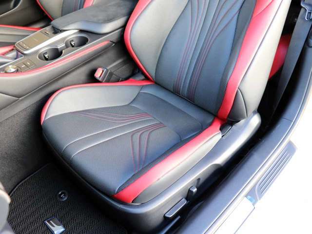 助手席のシートの状態です。パワーシート機能にベンチレーション（HOT＆COOL）機能付きです。スレ・シワ・ヘタリ等なく、きれいな状態です。使用感ほとんど感じません。純正のフロアマットもついております。