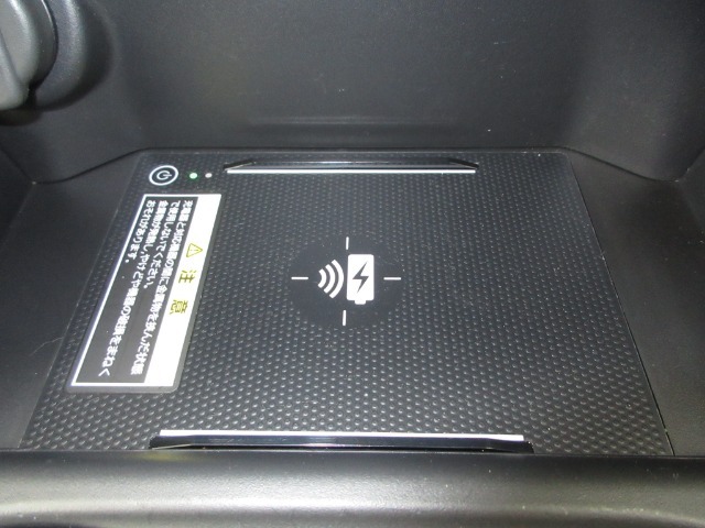 ワイヤレス充電器がついています。対応スマートフォンを置くだけで充電が可能です。