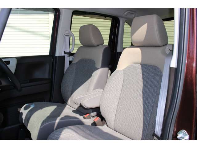 広さと心地よさを感じさせるインテリアデザイン。操作系は運転時の安心感を高める機能的なレイアウトです♪