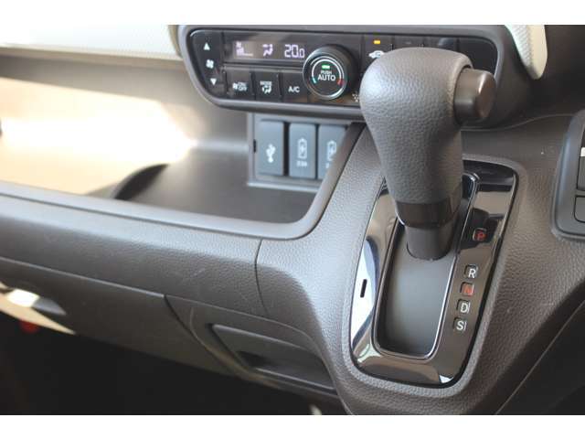 握りやすさ、そして操作性の良いストレートシフトノブです。毎日のドライブが軽やかに♪アイドリングストップOFFボタンもあり、急速にエアコンなど使用したいときに役立ちます。