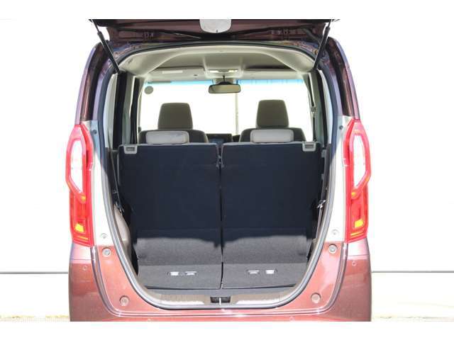 シートをたたまなくても20Lのポリタンクなら4個積める広さの荷室。後席に人が乗っている状態でも、荷物をたっぷり積み込める高さと広さを確保しています。