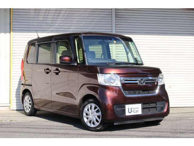 個性的で存在感のあるフロントフェイス。どこにでも映え、親しみのわくデザイン。乗ればのびやかな広さを感じさせる、洗練のボックススタイルです。