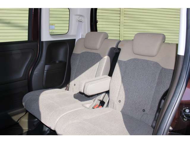 長い室内長により、実にミニバン並みの前後のシート間隔を実現。後席でも足元・ヒザまわりにたっぷりとしたゆとりのある開放的な空間で、ドライブが快適に楽しめます。