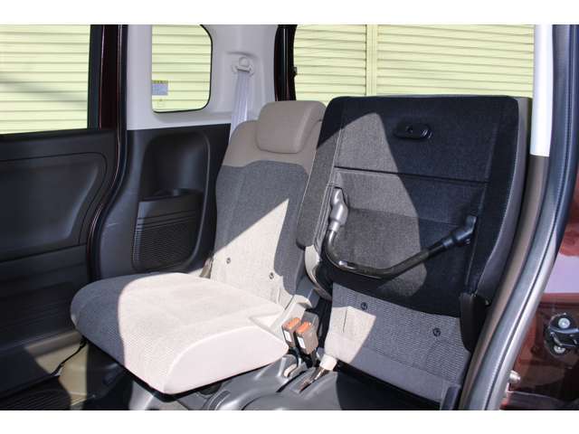 座面をはね上げれば、より広びろとした開放的な空間に。背の高い大きな荷物やベビーカーもたたまず積めます。はね上げ操作はワンアクション。チカラいらずで行えます♪