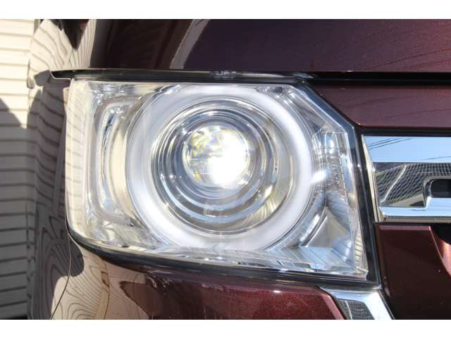 LEDヘッドライトで夜間の視認性も高く、更にオートライト搭載で、車外の明るさを感知し自動でライトを点消灯します。またエンジンOFFにすれば一緒に消灯し、消し忘れやトンネル走行時などに非常に重宝します！