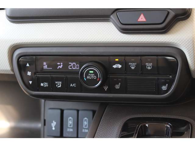 プラズマクラスター技術搭載フルオートエアコンを装備。車内の温度設定だけでなく空気清浄や脱臭などの効果を発揮して車内は快適空間♪