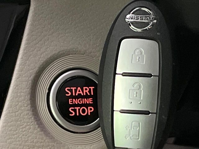 【インテリジェントキー】カバンやポケットに入れたままでもドアの施錠・解錠が可能なスマートキーを装備。エンジンのオン・オフ時もカギを取り出す必要が無いからとっても便利です♪