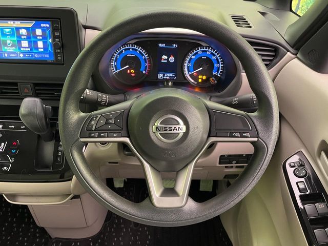 ステアリングも使用感が少なく、きれいな状態となっております♪