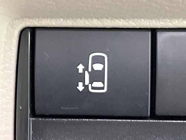 【パワースライドドア】スマートキーや運転席のスイッチでスライドドアの開閉が可能♪電動だから力を入れてドアを開ける必要が無く、小さいお子様でも、重い荷物を持っている時もラクに開け閉めできます♪