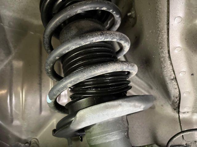 お車を安心してお乗りいただく為には、足回りの定期点検が欠かせません。サービスサポート（有償保証）では無料点検もご提供しており、安心のカーライフをお過ごしいただけるサポート体制が整っています。