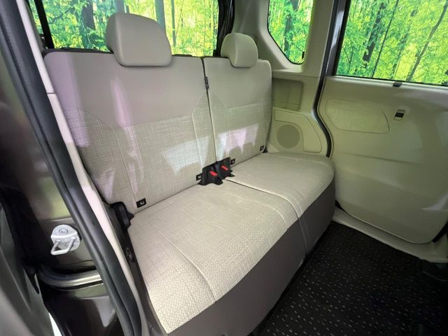 後部座席も気になるようなキズ・汚れやへたり等、大きなダメージはなく、良好な状態です。