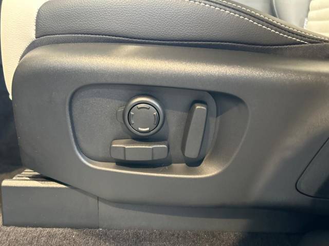 電動パワーシートですので運転中のシート調節も安全に行えます。微調整も可能ですのであなただけのドライビングポジションを実現します。