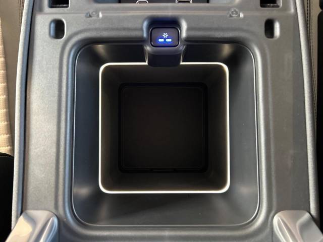 センターコンソールにはオプションの急速クーラーボックスを装備。3℃まで内部を冷やすことが可能で、暑い時期でもよく冷えた飲み物がお楽しみいただけます！