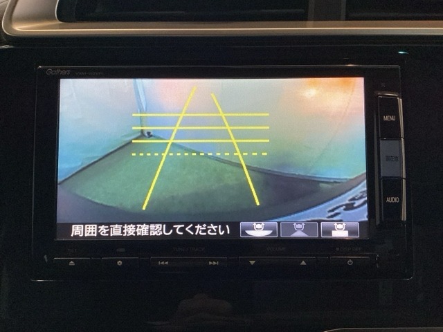 バックでの車庫入れも安心です！　リアカメラが付いているバックモニター付のナビを装備しております。操作線もついており距離感も画面から確認できます。