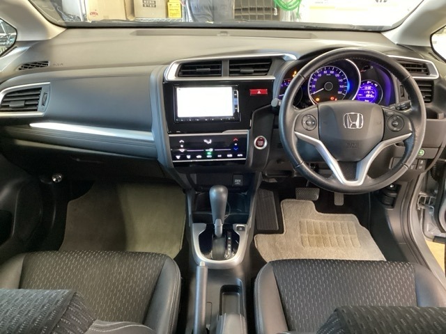 車内は光触媒抗菌消臭施工済です。インパネ周りはスタイリッシュなデザインです。グローブボックスやカップホルダーのほかにトレーなどたくさんの収納スペースが付いています。