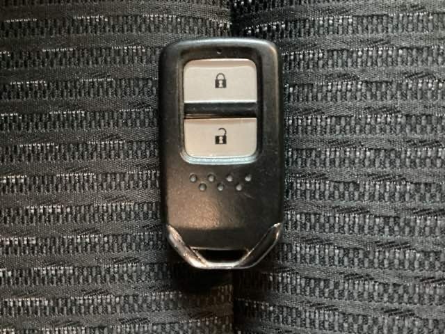 スマートキーを装備しています。鍵を差し込むことなくドアロックの開け閉めと、スタートボタン操作でのエンジンスタートができます。