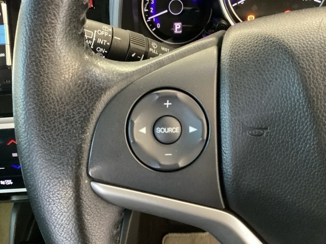 ステアリングスイッチがついていますので、オーディオのチャンネル変更、ボリューム、ジャンル変更が操作可能です。ハンドルから手を離さず安全に操作できます。