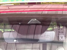 【スマートブレーキサポート】走行中に前方の車両等を認識し、衝突しそうな時は警報とブレーキで衝突回避と被害軽減をアシスト。より安全にドライブをお楽しみいただけます。