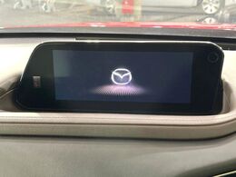 【8.8インチマツダコネクト】車内の雰囲気にマッチした大型のディスプレイ。スマホ接続でのナビ使用やBluetooth再生等、様々な機能が楽しめます。直感的なダイヤル操作が可能で、使い勝手も良好です。