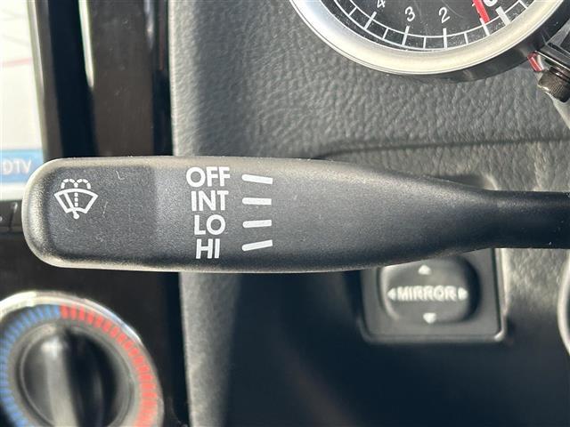 【オートワイパー（AUTO）】雨が降り出した時に、雨滴検出用センサー（レインセンサー）が雨滴を感知すると、自動でワイパーが動作します。