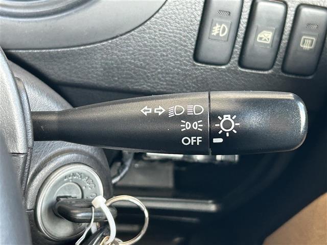 【オートライト（AUTO）】外の明るさをシステムが感知して、自動でヘッドライトが点灯します！ヘッドライトをつけ忘れを防ぐ便利機能です。