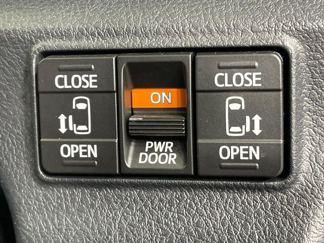 【両側パワースライドドア】スマートキーや運転席のスイッチで後席両側スライドドアの開閉が可能♪電動だから力を入れてドアを開ける必要が無く、小さなお子様でも簡単に開け閉めでき快適です♪