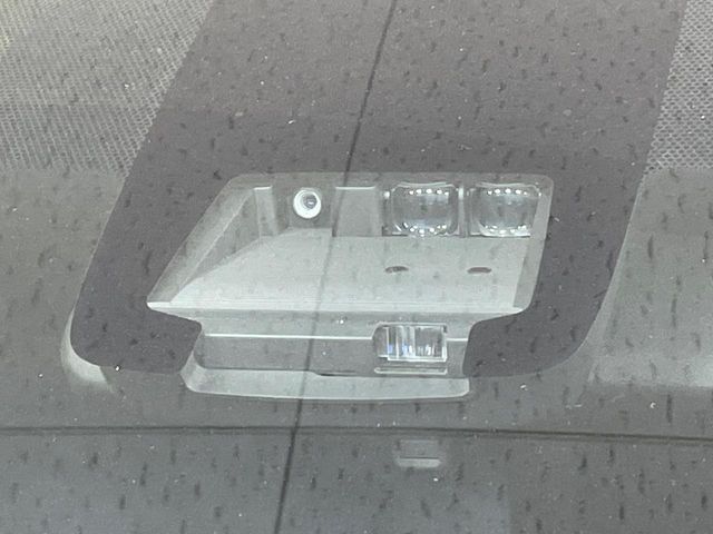 【トヨタセーフティセンス】走行中に前方の車両等を認識し、衝突しそうな時は警報とブレーキで衝突回避と被害軽減をアシスト。より安全にドライブをお楽しみいただけます。
