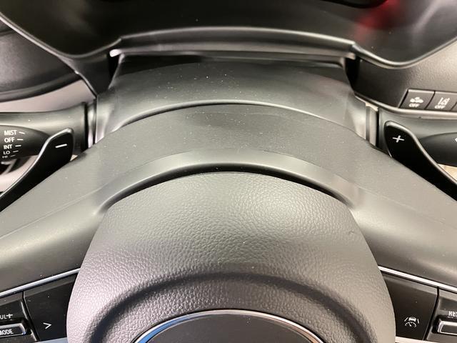 手元でシフトのUP/DOWNができ、手軽にマニュアル車感覚の運転を楽しめる　パドルシフトを装備しています。