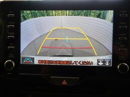【バックカメラ】駐車時に後方がリアルタイム映像で確認できます。大型商業施設や立体駐車場での駐車時や、夜間のバック時に大活躍！運転スキルに関わらず、今や必須となった装備のひとつです！