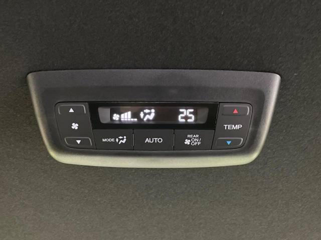 【リアオートエアコン】広い後部座席には必須の機能！風量や温度を自動で調整し前席と同様な車内環境にしてくれるリアオートエアコンを装備。夏の暑さも冬の寒さもストレスなく快適にお過ごしいただけます♪