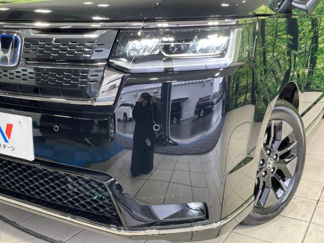 【LEDヘッドライト】悪天候や夜間走行時も良好な視界を確保し安心して運転できる高輝度LEDヘッドライトを装備！点灯速度が早く、消費電力も抑えられています。