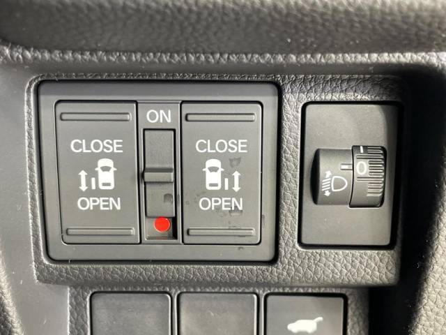 【両側パワースライドドア】スマートキーや運転席のスイッチで後席両側スライドドアの開閉が可能♪電動だから力を入れてドアを開ける必要が無く、小さなお子様でも簡単に開け閉めでき快適です♪